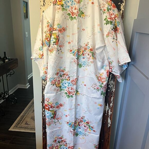 Japanese Floral white Long open front women’s  Kimono Robe. OSFM - Picture 2 of 10